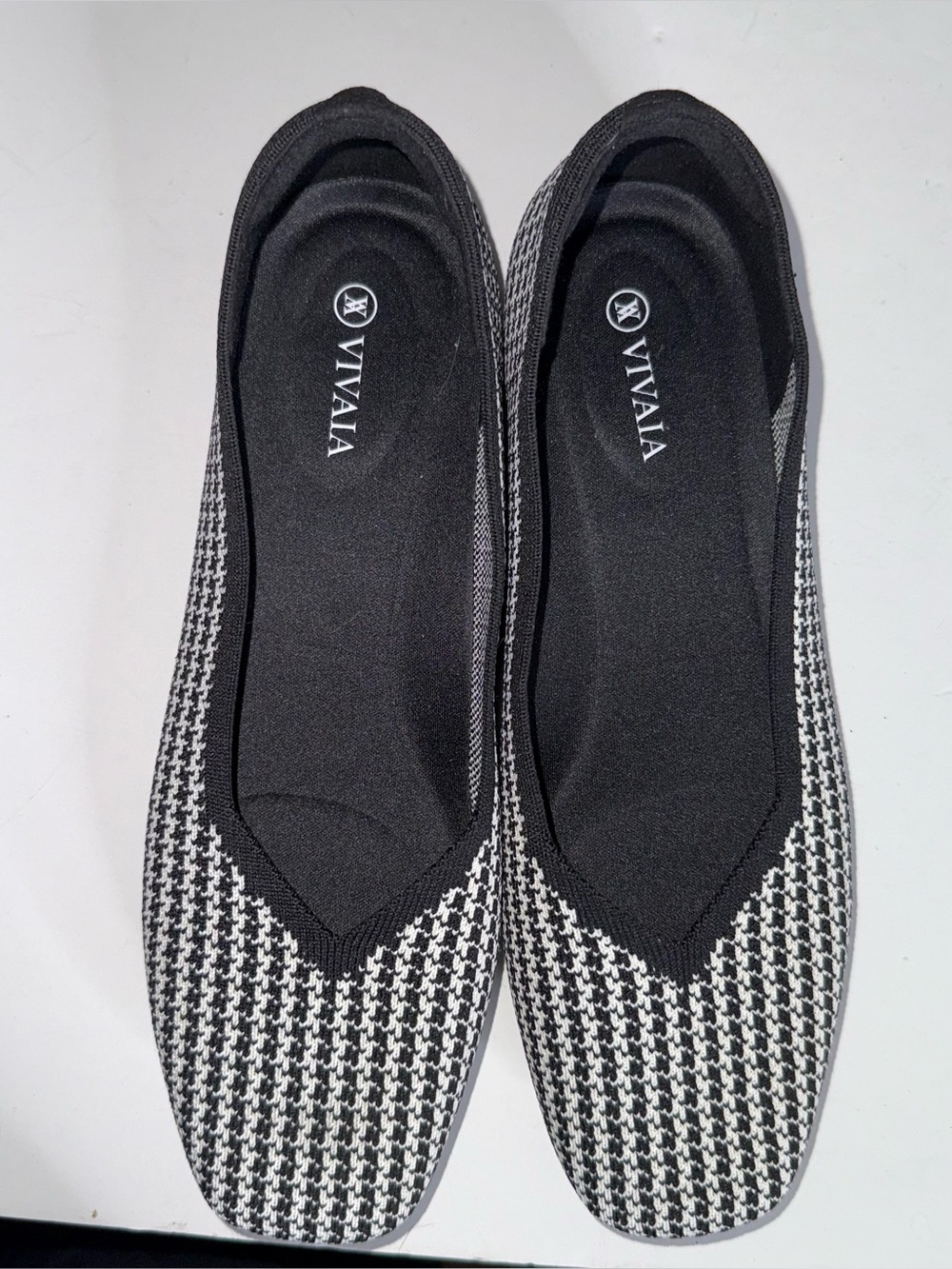 Vivaia Square-Toe V Cut Flats